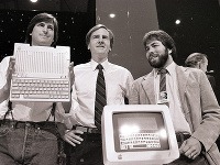 Steve Jobs a Steve Wozniak (vpravo)