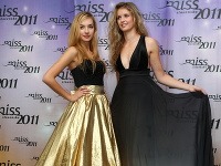 Miss Slovensko 2011 Michaela Ňurciková v šatách s hlbokým výstrihom. Dušana Lukáčová má šaty ako salónka.