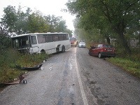 Šofér Fiatu neprežil, pasažieri autobusu sa vážne zranili 