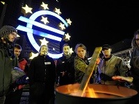 Protestanti pred budovou ECB