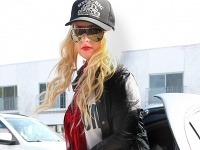 Christina Aguilera bez spodnej časti oblečenia upútala vykúkajúcimi nohavičkami.