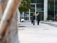 Alexandra Novotná a Erika Judínyová mieria do bratislavského parku, kde lekárka fotila charitatívnu bilbordovú kampaň.