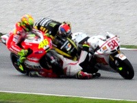 Simoncelli spadol pod kolesá Valentina Rossiho (vľavo) a Colina Edwardsa