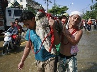 Záplavy zvyšujú dopyt po lovcoch krokodílov