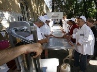 Po viac ako dvojhodinovom úsilí sa na dlhom stole vinula klobása s dĺžkou 101,07 m