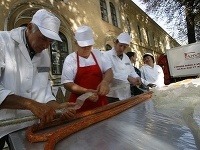 Po viac ako dvojhodinovom úsilí sa na dlhom stole vinula klobása s dĺžkou 101,07 m