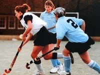 Princezná Catherine (v bielom) počas školských čias hrávala dievčenský hokej.
