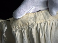 Hodvábne spodné nohavice, ktoré patrili britskej kráľovnej Viktórii