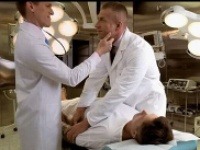 Vo videoklipe si dvaja lekári takto vymieňajú nežnôstky. 