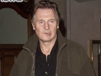 Liam Neeson s mokrým fľakom na citlivom mieste.