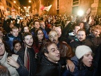 Demonštrácie v centre Ríme. Účastníci skandovali heslá ako Ciao, už sa nevracaj či Sme veľmi, veľmi šťastní.