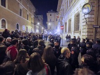 Demonštrácie v centre Ríme. Účastníci skandovali heslá ako Ciao, už sa nevracaj či Sme veľmi, veľmi šťastní.