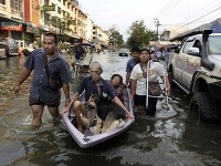 Obyvatelia zachraňujú svoje veci zo zaplavených domov