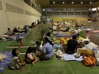 Obete záplav našli úkryt na basketbalovom ihrisku v telocvični v Bangkoku