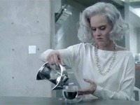 Katy Perry v novom videoklipe  ako vráskavá starena.