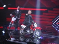 Moderátori Martin Pyco Rausch a Jakub Prachař mali hviezdny príchod do šou. Dorazili na malých motorkách.