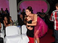 Elenu Podzámsku takto objímalo dievčatko, s ktorým si nedávno zahrala vo filme. 