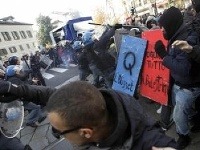 Študenti v kolízii s policajtami počas demonštrácie 17. novembra 2011 v Miláne.
