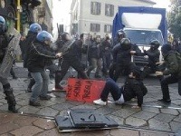 Študenti v kolízii s policajtami počas demonštrácie 17. novembra 2011 v Miláne.