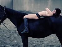 Jedna z dievčat pózuje na chrbte koňa