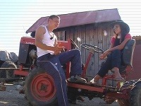 Tomáš a Miriam si pokecali na traktore. 