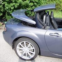 Strecha sa sklopí pomocou elektromotorov iba za 12 sekúnd.