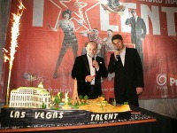 Riaditeľ televízie Joj František Borovský (vľavo) a šéf Primy Marek Singer rozkrájali tortu.