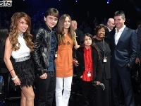 Matka a deti zosnulého Michaela Jacksona pózujú s porotcami šou X Factor Simonom Cowellom a Paulou Abdul.