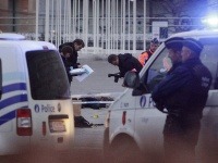 Policajná obhliadka mŕtveho tela po útoku šialenca v belgickom Liége.
