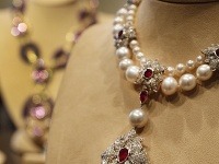Náhrdelník z rubínov, diamantov a perly, ktorá bola kedysi súčasťou španielskej kráľovskej koruny.