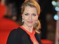 Gillian Anderson provokovala v šatách s odvážnym prestrihom.