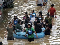 Pri záplavách prišlo o život približne 140 ľudí