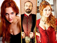 Meryem Uzerli v súkromí (naľavo) a v seriáli. V strede predstaviteľ sultána Halit Ergenç. 