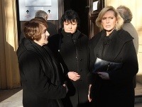Helena Vondráčková sa na pohrebe zdržiavala v prítomnosti sestry Zdeny (vľavo). 