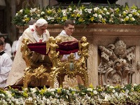 Pápež nočnou omšou odštartoval vianočné oslavy