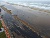 Opustená pláž Marina Beach potom, čo udrel cyklón Thane