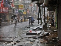 Zničená ulica po vyčíňaní cýklonu Thane v Pondicherry