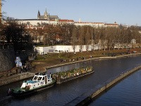 Loď s kvetmi Václava Havla sa plaví po Vltave
