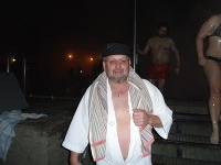 Jozef Oklamčák pred vstupom do bazéna. 