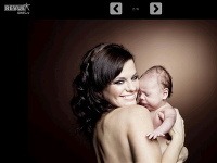 Marta Jandová nafotila sériu fotografií, na ktorých pózuje vyzlečená s bábätkom v náručí. 