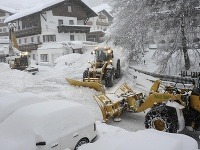 Snehové pluhy čistia ulice vo Fisse, Tirolsko