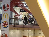 Šéf SNS na povianočných nákupoch v pražskom obchodom centre.