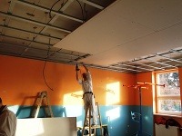 Spoločnosť Rigips darovala materiál na opravu stropov