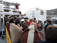 Pasažierov museli evakuovať na susedný ostrov