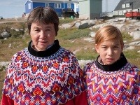 Inuitská matka s dcérou v kroji, QEQERTARSUAQ