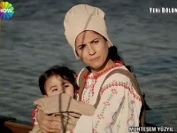 Ali a jeho seriálová matka unikajú na loďke. 