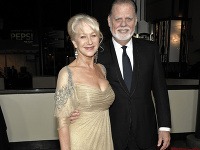Helen Mirren sa výstrihov v dôchodkovom veku vzdať nechce. A jej manželovi a režisérovi Taylorovi Hackfordovi to vôbec neprekáža.