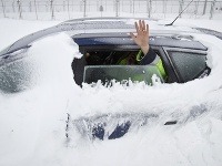 Muž uviazol s autom na ceste v Rumunsku