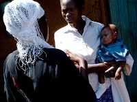 MAGNA komunitná pracovníčka počas návštevy pacientky v rámci HIV/AIDS projektu, ktorý MAGNA realizuje od roku 2006 v Keni. 
