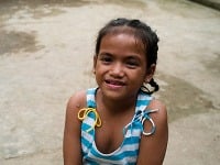 Vothy prišla do Domu Nádeje, Magna sirotinca pre HIV/AIDS deti v  Kambodži v ťažkom stave podvýživy a v pokročilom štádiu AIDS. Po troch mesiacoch boja o prežitie sa malá Vothy sama postavila na nohy. 